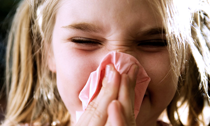 Частое чихание и раздражённый кашель у ребёнка – один из признаков пересушенного воздуха